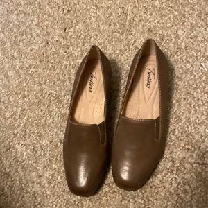 New never worn Trotters shoes size 9 1/2 W